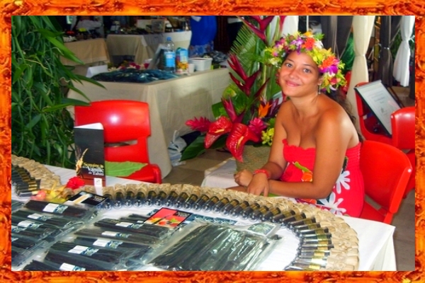 une sublime vahiné= femme en tahitien au marcher de tahiti qui vent de la vanille chaque jour .7-7