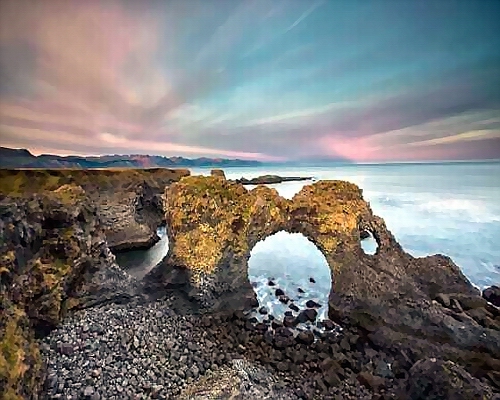 Coucher de soleil sur larche rocheuse de Gatklettur islande