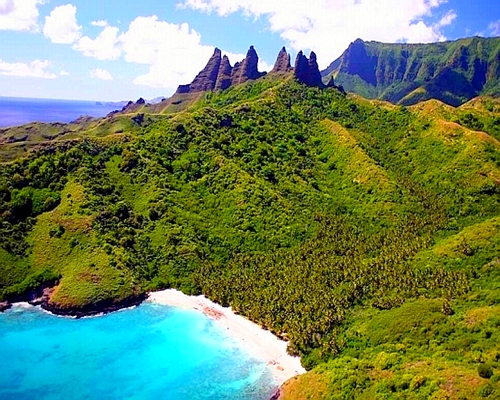  La côte de Nuku Hiva au îles Marquises en (polynésie francaise )